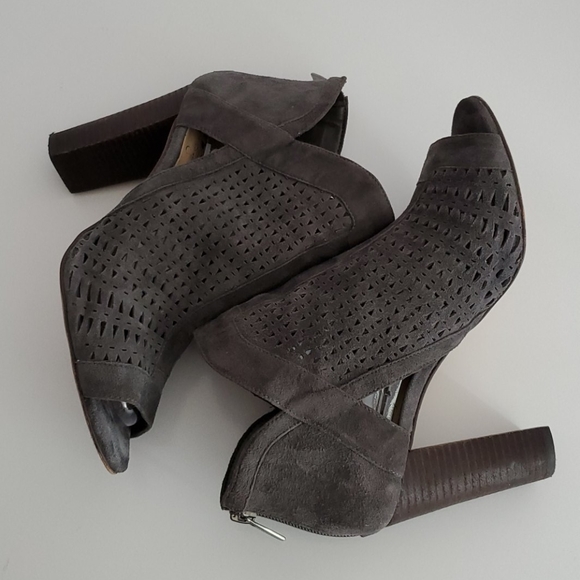 Vince Camuto Cranita Perforated Booties Gray - Picture 4 of 8